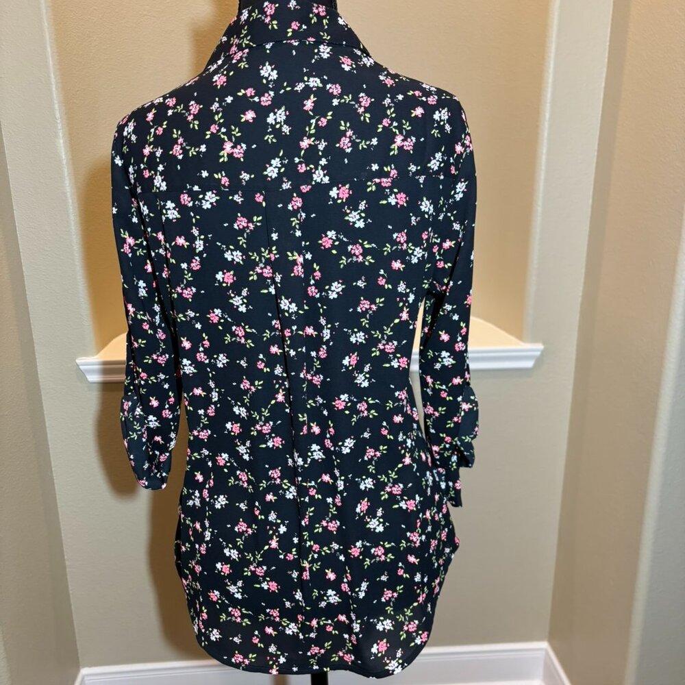 NWT Express Black Pink Floral Button Down V-Neck Shirt Size XS - Picture 6 of 9